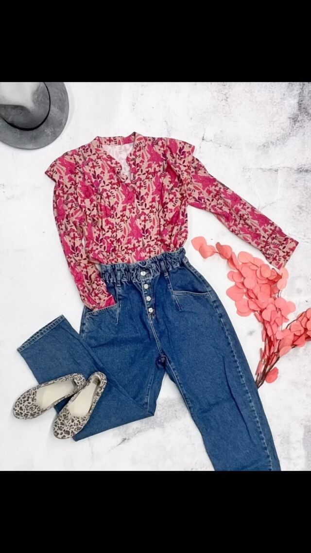 Erklär-Bär @cherrypicking_anke mit 4 Big Rolls und 1 Outfit! 🐻📸😍

Mit unseren 2 NEUEN Big Rolls No.3-Scratch und No.4-Forms ist die Big Roll Familie nun auf 4 Big Rolls angewachsen!

Facts zu diesen Hintergründen:

⭐️Ideal für größere Objekte wie Kleidung oder große Produkte. 
⭐️Natürlich kann sie dennoch auch für kleine Foto-Sets genutzt werden.
⭐️Größe: Breite 120 cm, Länge 160 cm
⭐️Das Material ist ein Vlies, anmutig wie ein dickes Aquarell-Papier. Es reflektiert nicht.
⭐️Inklusive Aufhängesystem
⭐️Inklusive Aufbewahrung: Klettband und Box (die Versandbox wird extra angefertigt, bitte hebt diese auf)

Und schaut mal wie unterschiedlich die Outfits auf den Untergründen wirken, sehr cool!

📸📸📸
#bigroll #bigrolls #hohlkehle #fotografia #fotografie #studiofoto #studiofotografie #wendeboards #fotowendeboards